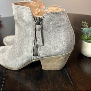 FRYE | Judith Zip Bootie Taupe Suede (8.5)